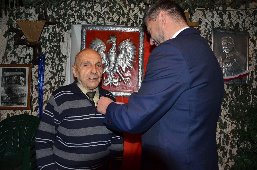 Medal Reipublicae Memoriae Meritum dla hm. Ryszarda Kowala. Fot. Janusz Ślęzak (IPN)