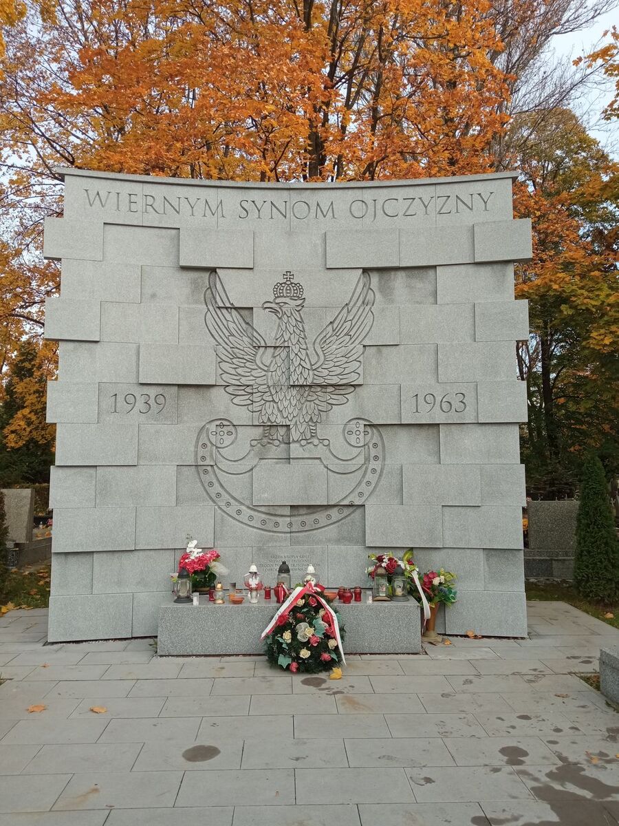 Znicze na grobach żołnierzy podziemia niepodległościowego