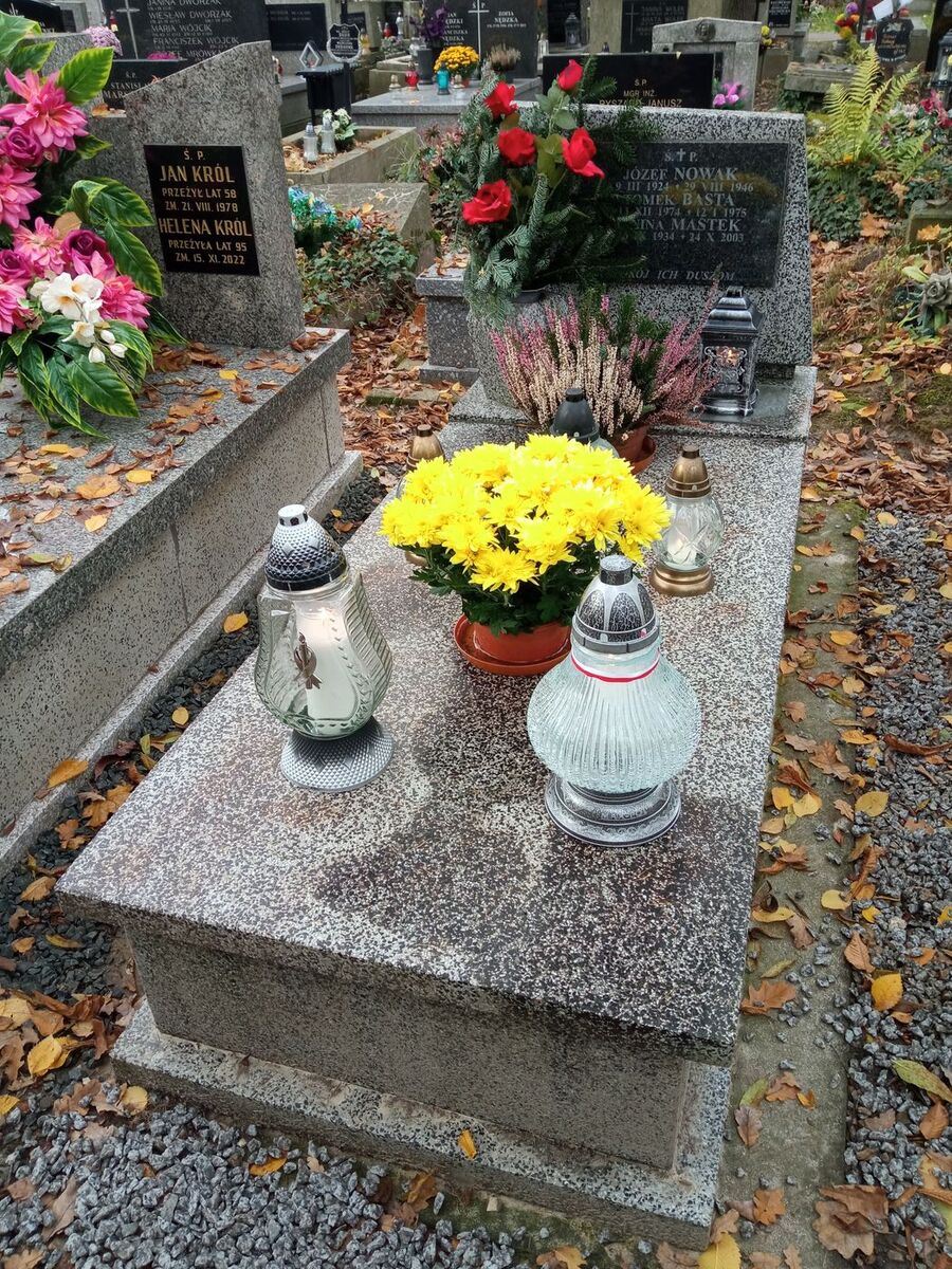 Znicze na grobach żołnierzy podziemia niepodległościowego