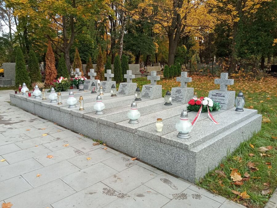 Znicze na grobach żołnierzy podziemia niepodległościowego