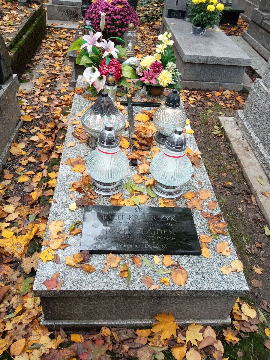 Znicze na grobach żołnierzy podziemia niepodległościowego