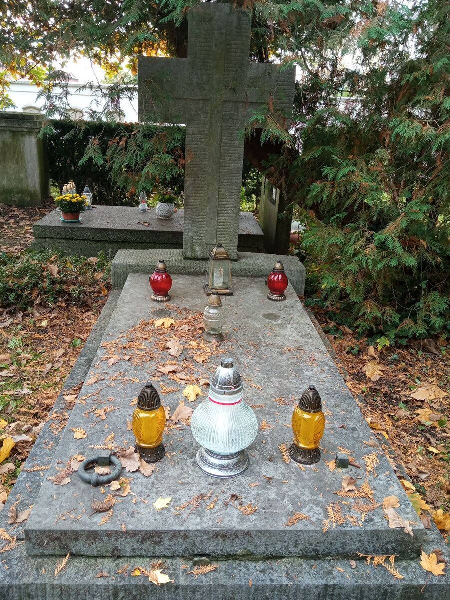 Znicze na grobach żołnierzy podziemia niepodległościowego