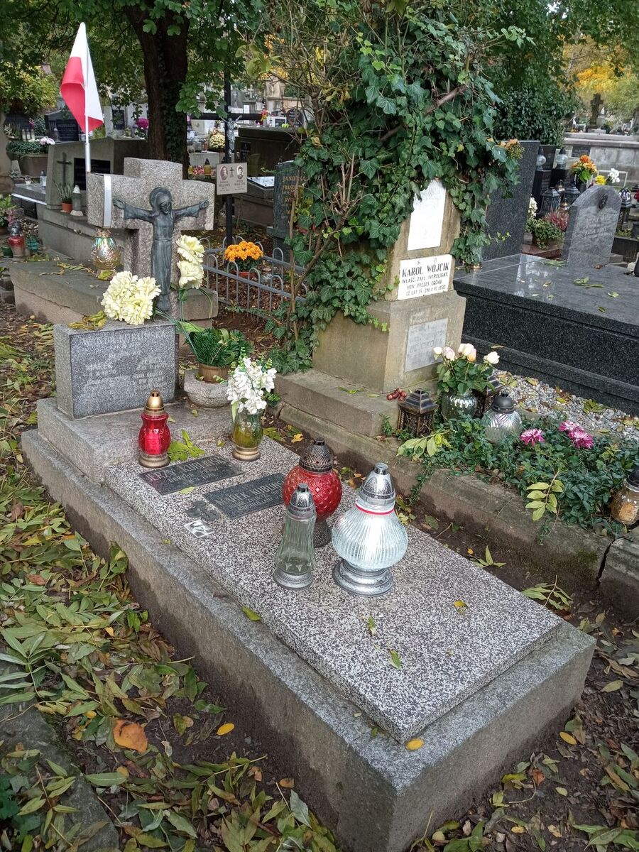 Znicze na grobach żołnierzy podziemia niepodległościowego