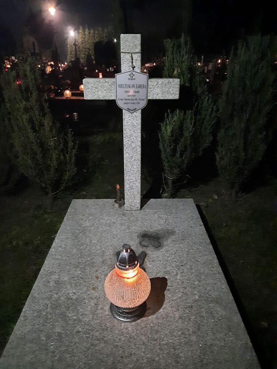 Znicze na grobach żołnierzy podziemia niepodległościowego