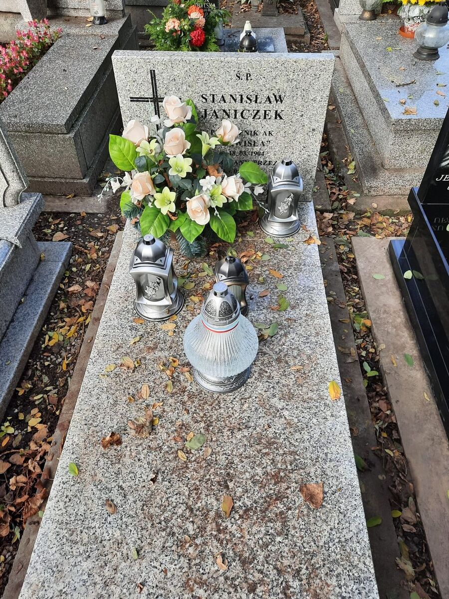 Znicze na grobach żołnierzy podziemia niepodległościowego