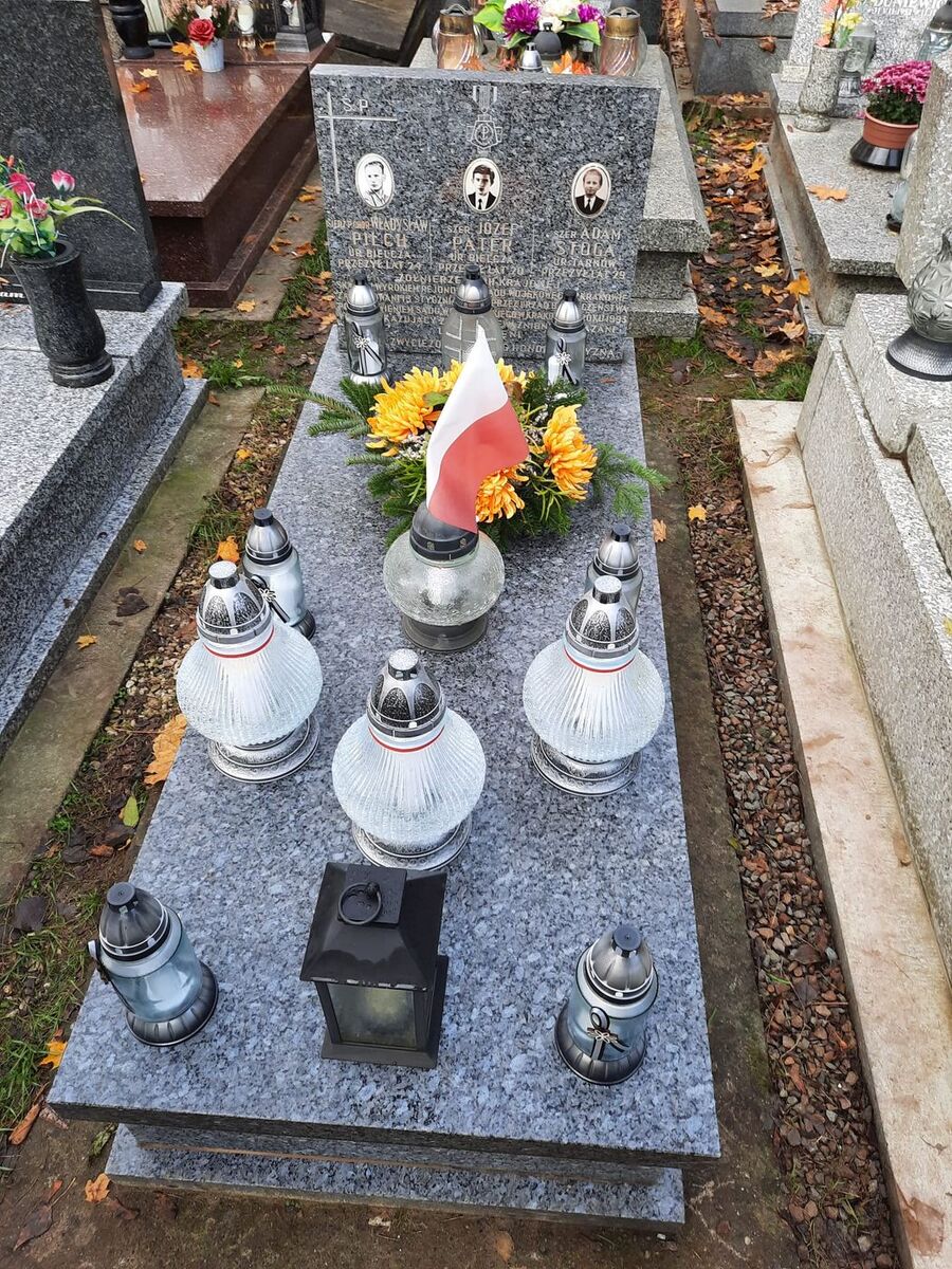 Znicze na grobach żołnierzy podziemia niepodległościowego