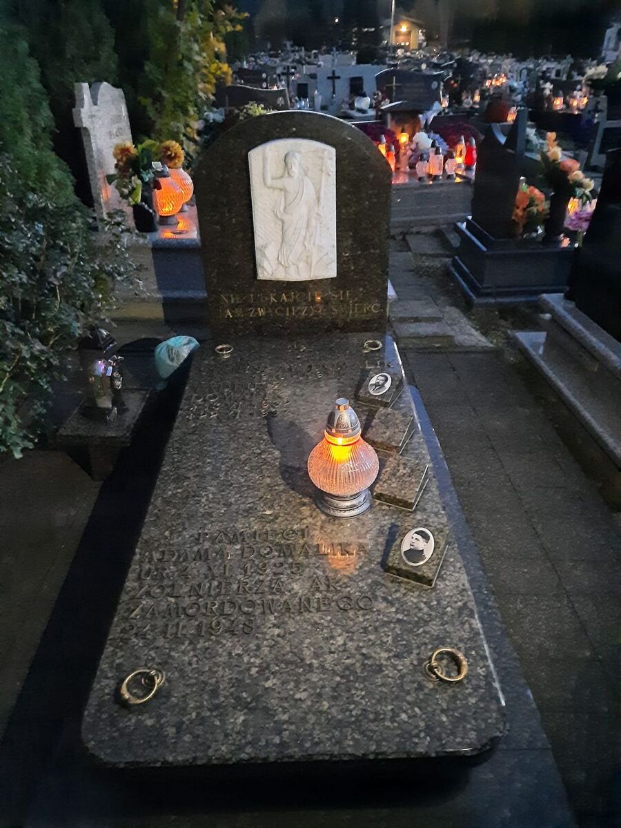 Znicze na grobach żołnierzy podziemia niepodległościowego