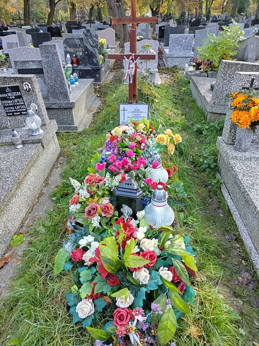 Znicze na grobach żołnierzy podziemia niepodległościowego