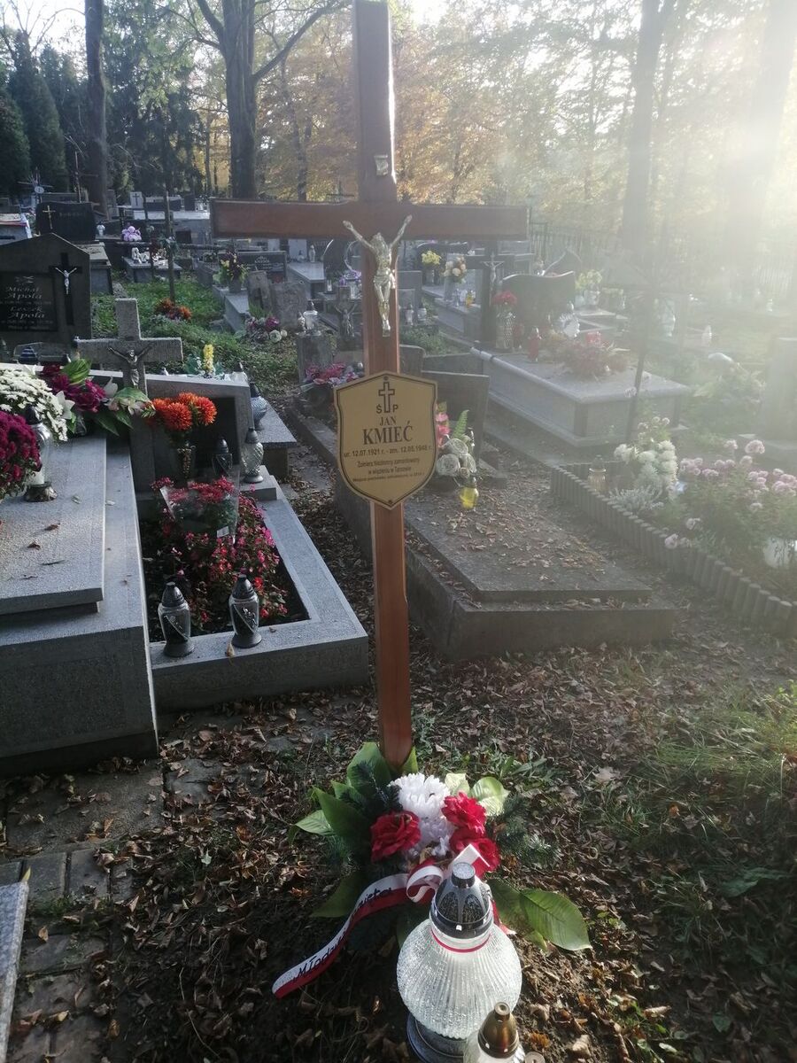 Znicze na grobach żołnierzy podziemia niepodległościowego