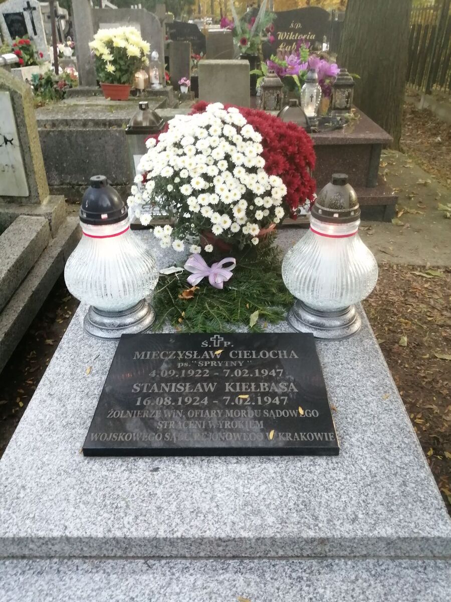 Znicze na grobach żołnierzy podziemia niepodległościowego