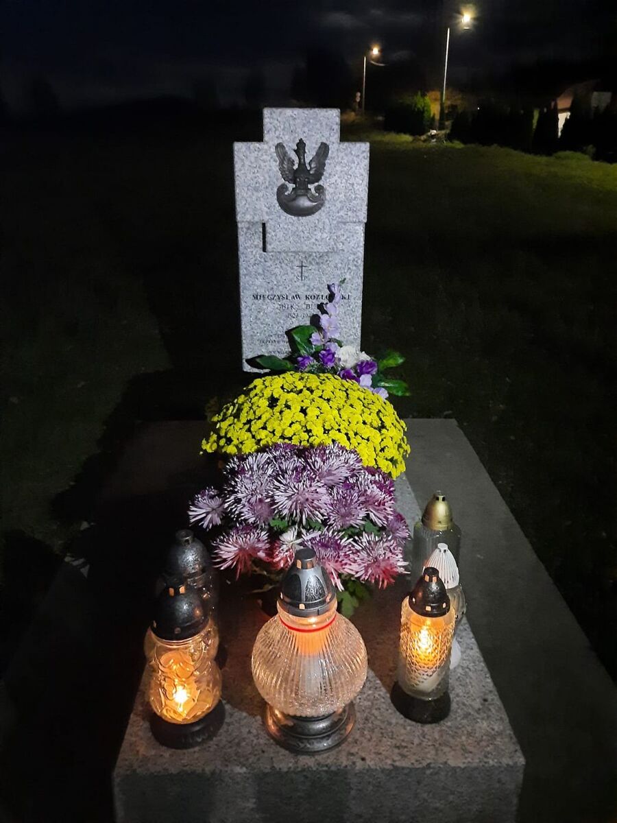 Znicze na grobach żołnierzy podziemia niepodległościowego
