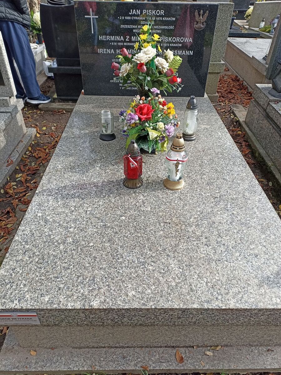 Cmentarz Rakowicki w Krakowie. Znicze na grobach weteranów walk o wolność i niepodległość Polski