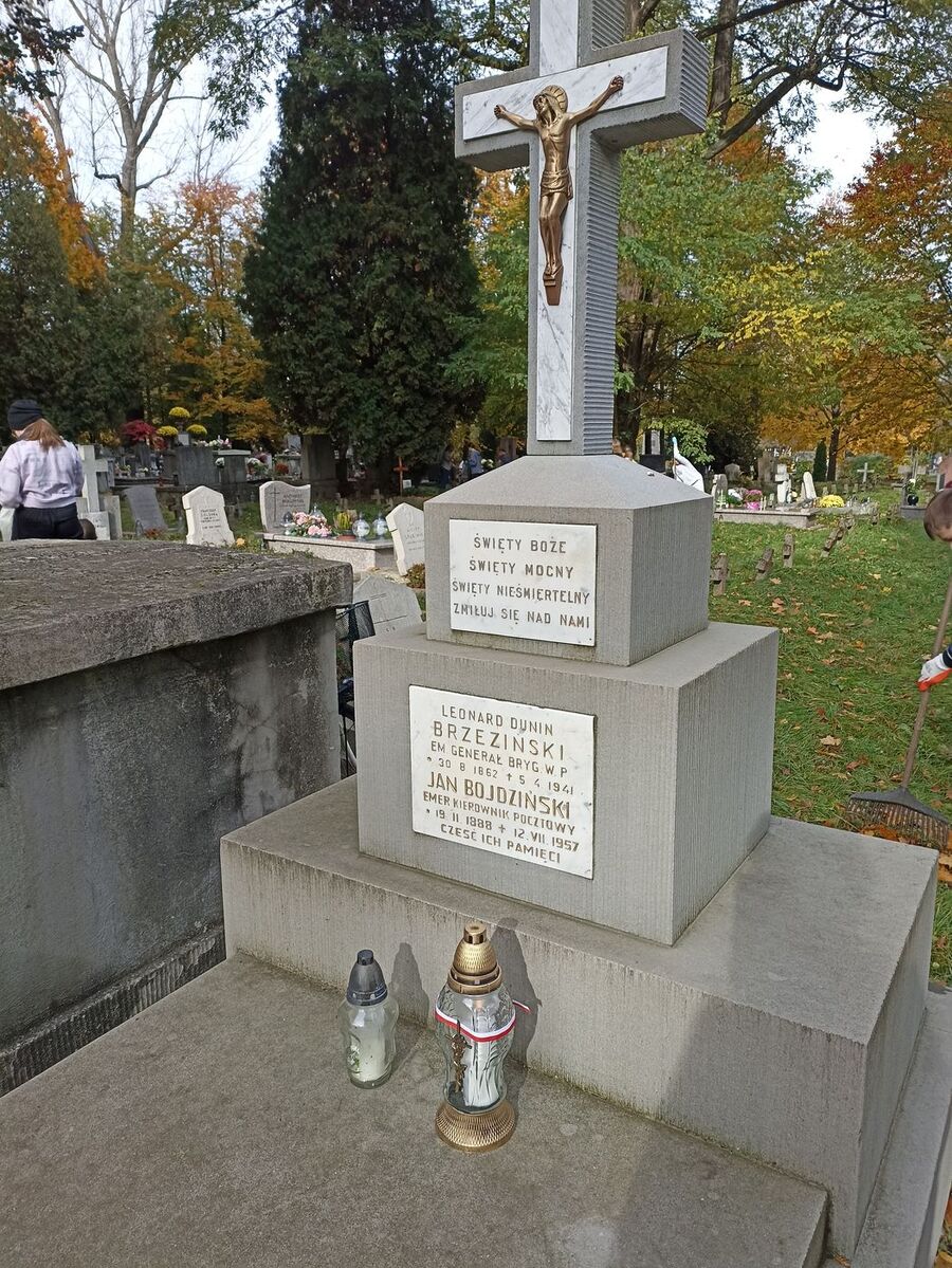 Cmentarz Rakowicki w Krakowie. Znicze na grobach weteranów walk o wolność i niepodległość Polski