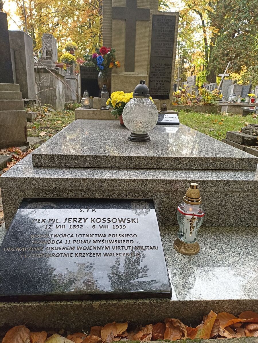 Cmentarz Rakowicki w Krakowie. Znicze na grobach weteranów walk o wolność i niepodległość Polski