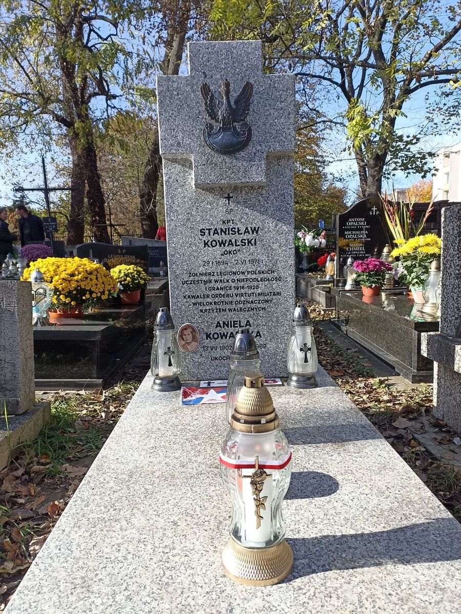 Cmentarz Rakowicki w Krakowie. Znicze na grobach weteranów walk o wolność i niepodległość Polski