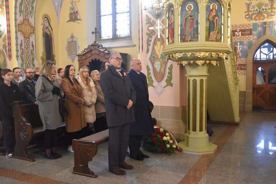 Odsłonięcie tablicy pamięci w Żeleźnikowej Wielkiej. Fot. Jakub Ryba (IPN)