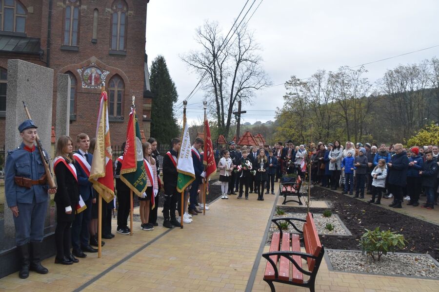 Odsłonięcie tablicy pamięci w Żeleźnikowej Wielkiej. Fot. Jakub Ryba (IPN)