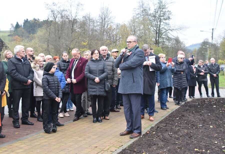 Odsłonięcie tablicy pamięci w Żeleźnikowej Wielkiej. Fot. Jakub Ryba (IPN)