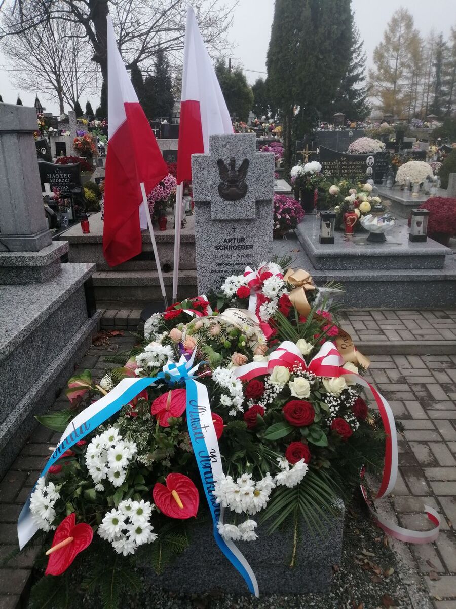 W Luborzycy poświęcono nowy nagrobek Artura Schroedera. Fot. Dawid Terelak (IPN)
