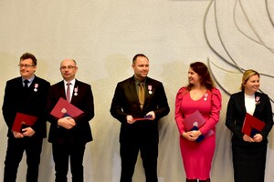 Nagroda za zasługi dla Polonii dla prezesa Instytutu Pamięci Narodowej dr. Karola Nawrockiego. Fot. Żaneta Wierzgacz (IPN)