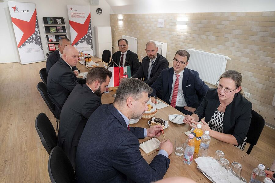 Spotkanie delegacji IPN z kierownictwem NEB. Fot. NEB