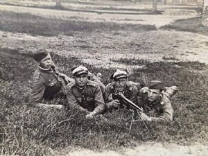 Żołnierze 5. pułku strzelców konnych przy rkm Browning wz. 28. Pierwszy z prawej leży kpr. Ludwik Kawik. Fot. ze zbiorów rodzinnych