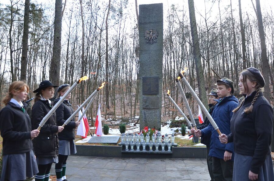 Uroczystość poświęcona ofiarom niemieckich egzekucji w Puszczy Niepołomickiej. Fot. Janusz Ślęzak (IPN)