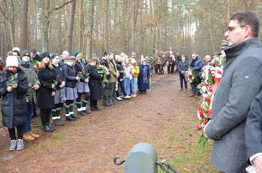 Uroczystość poświęcona ofiarom niemieckich egzekucji w Puszczy Niepołomickiej. Fot. Janusz Ślęzak (IPN)