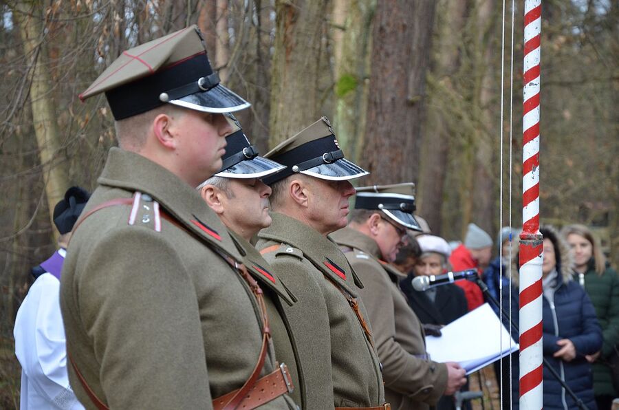 Uroczystość poświęcona ofiarom niemieckich egzekucji w Puszczy Niepołomickiej. Fot. Janusz Ślęzak (IPN)