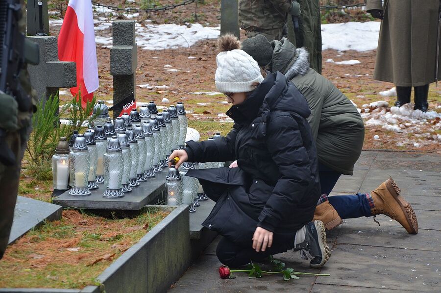 Uroczystość poświęcona ofiarom niemieckich egzekucji w Puszczy Niepołomickiej. Fot. Janusz Ślęzak (IPN)