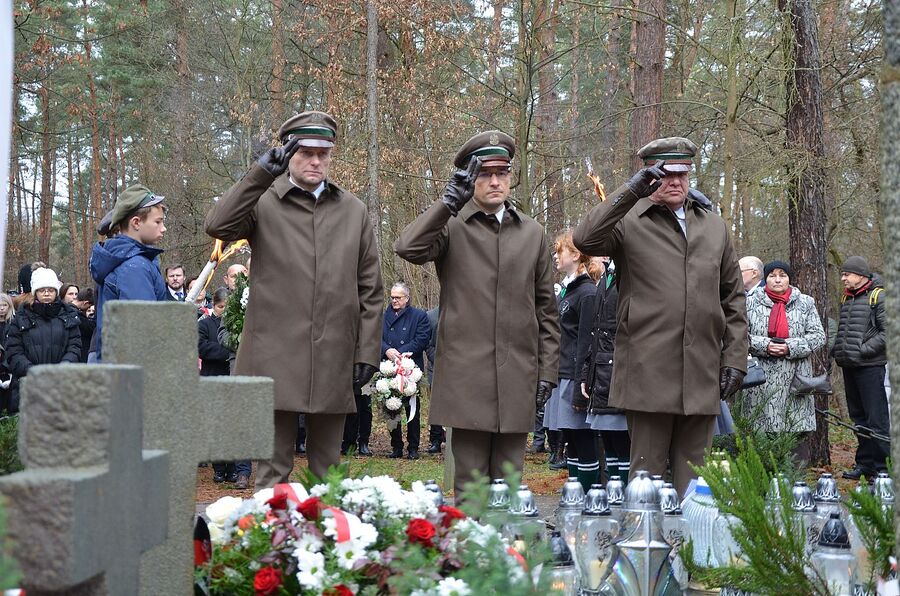 Uroczystość poświęcona ofiarom niemieckich egzekucji w Puszczy Niepołomickiej. Fot. Janusz Ślęzak (IPN)