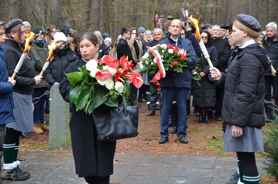 Uroczystość poświęcona ofiarom niemieckich egzekucji w Puszczy Niepołomickiej. Fot. Janusz Ślęzak (IPN)