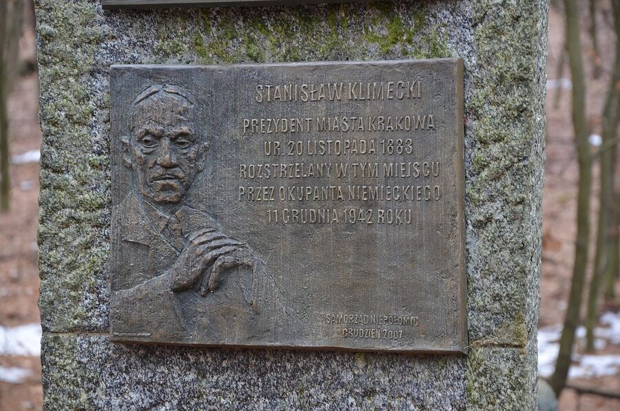 Tablica Stanisława Klimeckiego na pomniku w Puszczy Niepołomickiej. Fot. Janusz Ślęzak (IPN)