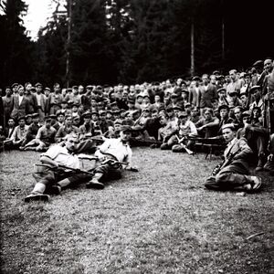 Żołnierze Obwodu AK Limanowa podczas koncentracji do „Burzy” latem 1944 r. Na pierwszym planie widoczne pochodzące ze zrzutów pistolety maszynowe Sten i UD-42 oraz brytyjski erkaem Bren. Fot. ze zbiorów J. Krzewickiego