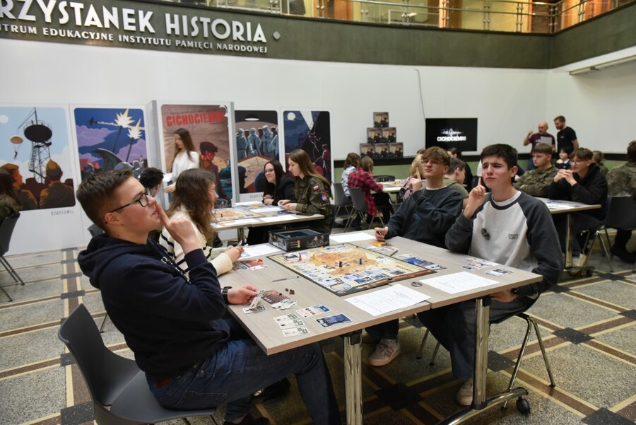 Premiera gry planszowej IPN „Cichociemni. Spadochroniarze AK”. Fot. Żaneta Wierzgacz (IPN)