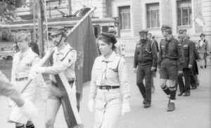 3 maja 1990 r., pl. Matejki. Apel i defilada. W ciemnych mundurach K Wiatr i W Hausner. Fot. ze zbiorów M. Kapusty