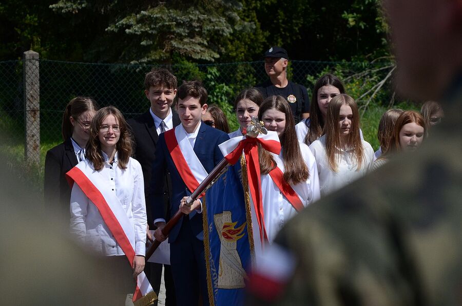 W Makocicach odsłonięto tablicę upamiętniającą zrzut cichociemnych. Fot. Janusz Ślęzak (IPN)