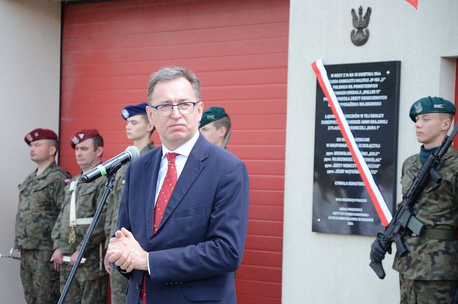 W Makocicach odsłonięto tablicę upamiętniającą zrzut cichociemnych. Fot. Janusz Ślęzak (IPN)