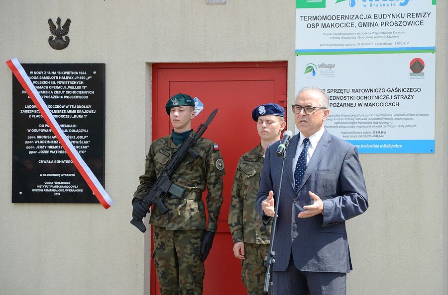 W Makocicach odsłonięto tablicę upamiętniającą zrzut cichociemnych. Fot. Janusz Ślęzak (IPN)
