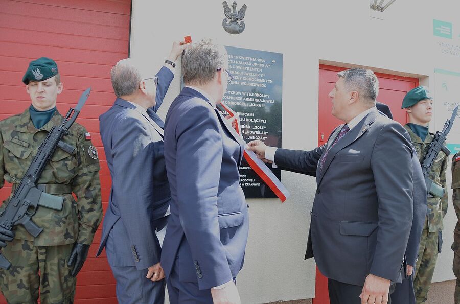 W Makocicach odsłonięto tablicę upamiętniającą zrzut cichociemnych. Fot. Janusz Ślęzak (IPN)