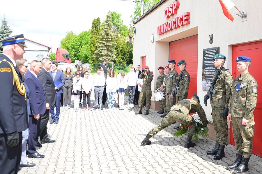 W Makocicach odsłonięto tablicę upamiętniającą zrzut cichociemnych. Fot. Janusz Ślęzak (IPN)