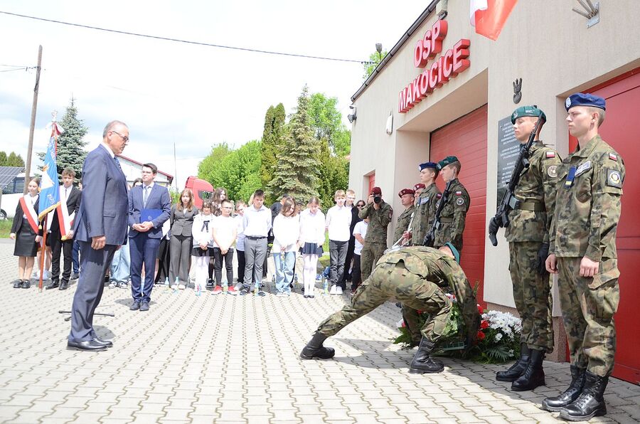 W Makocicach odsłonięto tablicę upamiętniającą zrzut cichociemnych. Fot. Janusz Ślęzak (IPN)