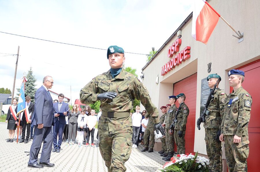 W Makocicach odsłonięto tablicę upamiętniającą zrzut cichociemnych. Fot. Janusz Ślęzak (IPN)