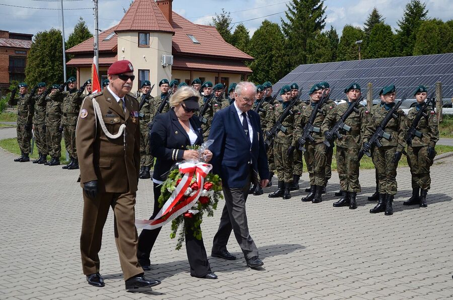 W Makocicach odsłonięto tablicę upamiętniającą zrzut cichociemnych. Fot. Janusz Ślęzak (IPN)