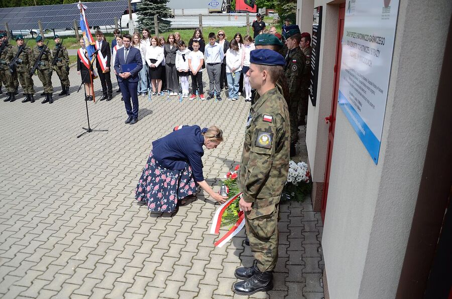 W Makocicach odsłonięto tablicę upamiętniającą zrzut cichociemnych. Fot. Janusz Ślęzak (IPN)