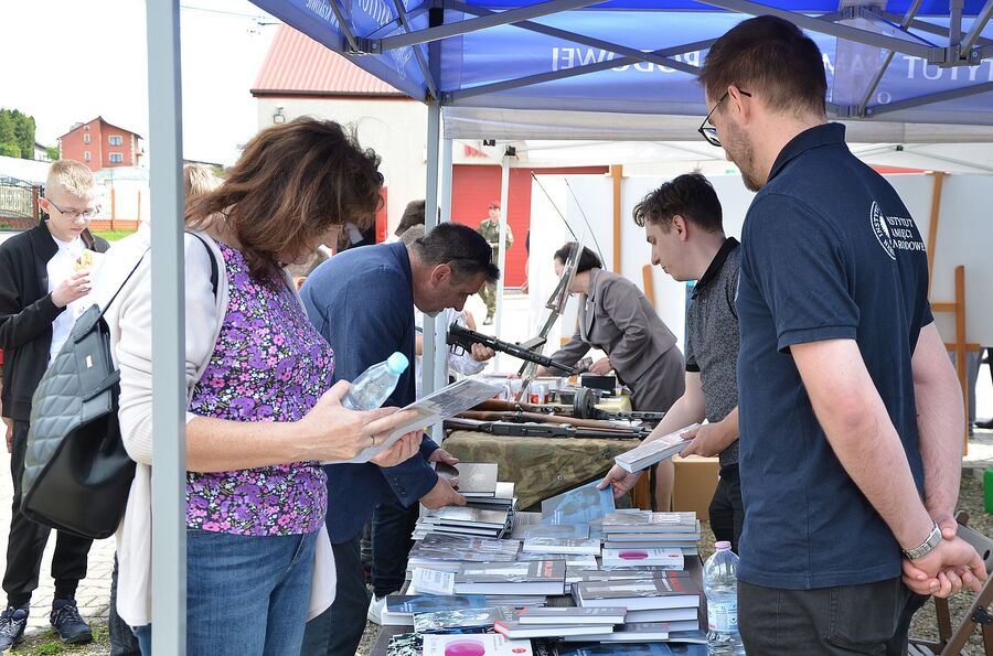 W Makocicach odsłonięto tablicę upamiętniającą zrzut cichociemnych. Fot. Janusz Ślęzak (IPN)