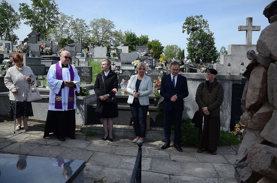 Mogiła żołnierzy AK na cmentarzu w Luborzycy. Fot. Janusz Ślęzak (IPN)