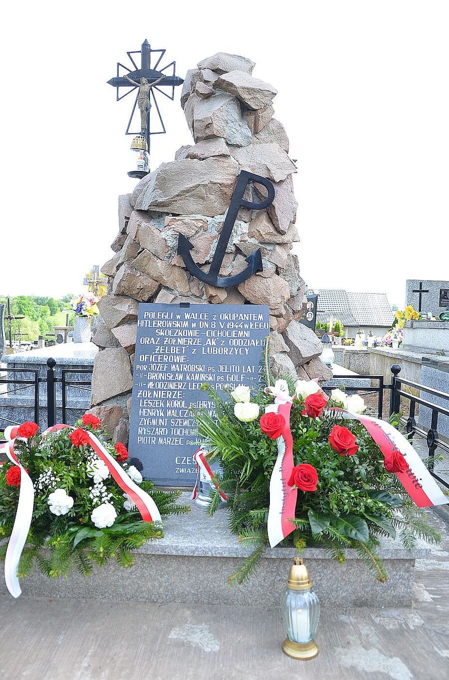 Mogiła żołnierzy AK na cmentarzu w Luborzycy. Fot. Janusz Ślęzak (IPN)