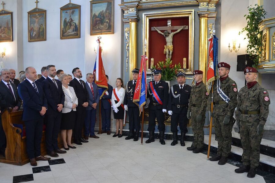 Uroczystość odsłonięcia tablicy chor. Stanisława Kućmierza w Jerzmanowicach. Fot. Janusz Ślęzak (IPN)
