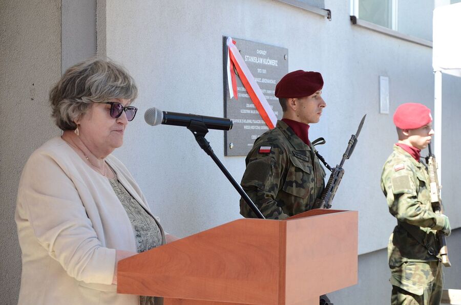 Uroczystość odsłonięcia tablicy chor. Stanisława Kućmierza w Jerzmanowicach. Fot. Janusz Ślęzak (IPN)